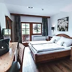 Farmhotel & Grosslehen Hotel 4*