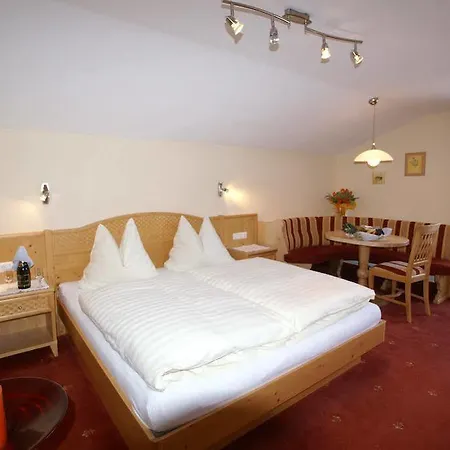 Farmhotel & Grosslehen فندق فيبربرن